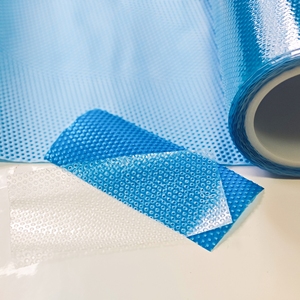 Rouleau de gel de silicone auto-adhésif transparent perforé de qualité industrielle, respectueux de la peau, pour pansements - Product Image 3