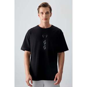 เสื้อยืดคอกลมพิมพ์ลาย Air Jones สำหรับผู้ชาย สีดำ ผ้าฝ้าย 100% เนื้อหนานุ่ม ทรงโอเวอร์ไซส์ รุ่น 88355 สำหรับสวมใส่ลำลองสไตล์สตรีทแวร์ - Product Image 4