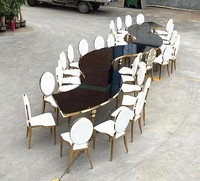 Table de mariage de luxe en acier inoxydable lune demi-ronde pour événements hôteliers Table de mariage en serpentine avec pieds à bulles dorées et dessus blanc brillant