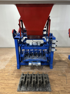 Machines semi-automatiques et manuelles <span class=keywords><strong>de</strong></span> fabrication <span class=keywords><strong>de</strong></span> briques pour la construction <span class=keywords><strong>de</strong></span> fondations et <span class=keywords><strong>de</strong></span> parkings, type 4-35, pour la production <span class=keywords><strong>de</strong></span> briques simples - Product Image 5