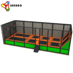 Attrezzature per parco giochi al coperto per bambini, con una piccola zona giochi con un parco trampolino rettangolare bungee e rete di sicurezza - Product Image 1