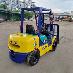 Chariot élévateur portable Komatsu haute performance, d'occasion du Japon, 3 tonnes, à moteur thermique, pour travaux de construction, tout-terrain, avec poste de conduite assis - Product Image 3