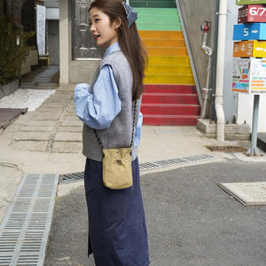 2026 四季百搭情侣时尚品牌休闲简约潮流单肩斜挎手机包格子图案 - Product Image 4