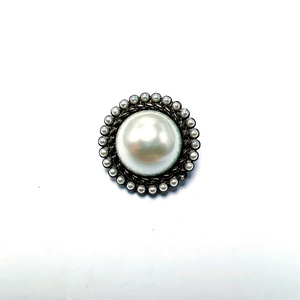 Vente en gros de boutons de perles en métal petits manteaux de vêtements d'extérieur de style parfumé pour femmes boutons ronds en alliage cousus à la main pour femmes - Product Image 3
