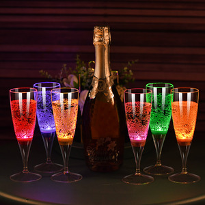 Tasse de fête <span class=keywords><strong>lumineuse</strong></span> brillant dans le noir LED allument des verres à boire Flûtes à champagne en plastique de qualité alimentaire - Product Image 3
