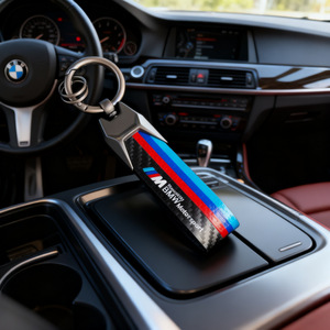 Porte-clés <span class=keywords><strong>de</strong></span> <span class=keywords><strong>voiture</strong></span> universel en alliage <span class=keywords><strong>de</strong></span> zinc <span class=keywords><strong>de</strong></span> <span class=keywords><strong>luxe</strong></span> léger, motif fibre <span class=keywords><strong>de</strong></span> carbone, logo sport tricolore Mercedes-Audi, modèle 31651 - Product Image 1