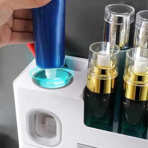 BETTERWAY Porte-brosse à dents mural moderne en ABS avec 3 gobelets Modèle BTW10-315-02 - Product Image 5