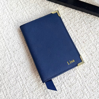 Ensemble de porte-passeport et étiquette de bagage en cuir PU texturé Saffiano avec logo personnalisé, coins métalliques, idéal pour les cadeaux de voyage