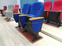 Chaises d'auditorium pliantes d'église en plastique de taille standard de prix bon marché à vendre, chaises d'auditorium de salle d'assemblage de concert en gros
