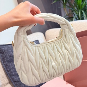 Sacs Hobo en Cuir Véritable pour Femmes avec Bandoulière, Fermeture Éclair, Étiquette Métallique, Effet Froissé et Couleurs Macaron - Product Image 3