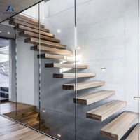Escalier flottant moderne en acier au carbone avec poutre en U, marches en bois et balustrade en verre