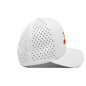 Gorra Trucker Blanca de 6 Paneles con Logotipo Bordado Rojo Ajustable, para las Cuatro Estaciones, Fabricada en Vietnam, Ropa Urbana de Alta Calidad - Product Image 3