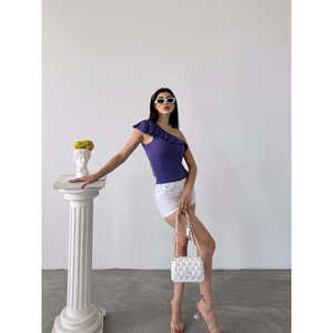 เสื้อเบลาส์ไหล่เดียวแบบมีระบายสำหรับผู้หญิง ผ้าถักทรงไม่สมมาตร เหมาะสำหรับงานปาร์ตี้ ทรงพอดีตัว ยืดหยุ่นได้ สี MR - Product Image 1