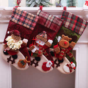 LINGKAI Chaussettes de Noël à revers à carreaux, motif Père Noël, Bonhomme de neige et Renne en 3D, Sac à bonbons, Cadeau de Noël, Décoration de fêtes à suspendre au foyer - Product Image 1