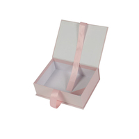 Boîte d'emballage de perruque cosmétique de luxe rose avec fermeture à ruban en carton, logo personnalisé, design haut de gamme, avec matériaux recyclés, écologique