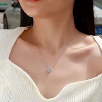Collier Pendentif en Argent Sterling avec Moissanite Dansante et Design Halo, Pierre Centrale Vibrante - Tendance