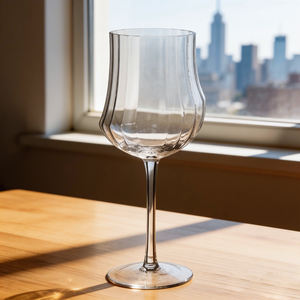 แก้วไวน์<span class=keywords><strong>ท</strong></span>รงสูงแบบมีก้าน ผลิตด้วยมือจากคริสตัลใสลายริบบิ้น ดีไซน์หรูหราเฉพาะตัวจาก Samyo สำหรับโรงแรมและบาร์ - Product Image 1