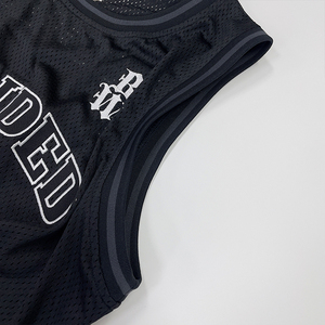 Camiseta de baloncesto de malla personalizada, diseño de logotipo bordado negro, ropa deportiva para jóvenes universitarios - Product Image 6