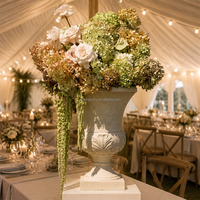 Bola Bunga Hydrangea Hijau Burgundy Ramah Lingkungan yang Elegan dengan Sentuhan Alami untuk Upacara Pernikahan di Gereja Dalam Ruangan dengan Pita Gantung