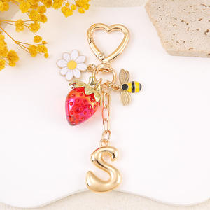 Portachiavi con Moschettone in Lega di Zinco e Resina, 26 Lettere, Ciondolo a Forma di <span class=keywords><strong>Fragola</strong></span> e Ape, Multicolore, Tendenza Moda per Borse da Donna - Product Image 1