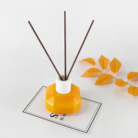 Diffuseur de parfum à bâtonnets en verre décoratif de différentes formes avec couvercle pour le confort domestique