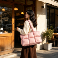 Sac fourre-tout matelassé personnalisé avec logo OEM, sac à bandoulière en nylon effet nuage pour femme, sac de shopping et de voyage quotidien, design coloré