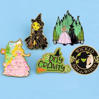En gros, Broches et badges en métal à thème dessin animé, motif sorcière, souvenir, impression UV, lettres anglaises créatives, accessoire de vêtement