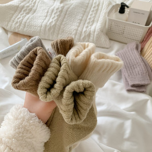Chaussettes d'hiver Jingwen OEM en laine épaisse et chaude, couleur unie, style rétro, pour femmes - Product Image 5