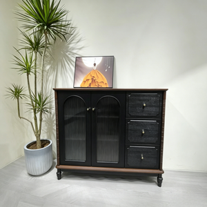 Cassettiera Alta in Legno Massello Effetto Invecchiato con Gambe a Spindle e Cinque Cassetti per Soggiorno e Arredamento Casa - Product Image 2