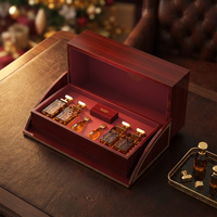 Organisateur de flacons de parfum en bois de qualité supérieure avec insert découpé sur mesure, intérieur rouge intense pour une présentation de parfum de luxe