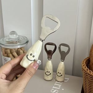 Abridor de botellas con diseño de cara sonriente, de acero inoxidable con base de cerámica, diseño vertical para abrir cerveza - Product Image 2