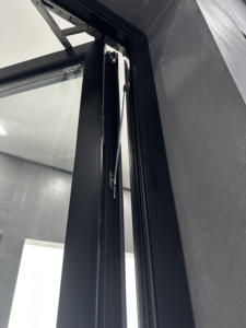 Porte de <span class=keywords><strong>garage</strong></span> moderne à faible entretien avec construction en aluminium et verre, résistante aux UV et imperméable - Product Image 6