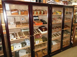 Elegant Commercial Smoke Store Display Cabinet Spanish Cedar Wood Cigar Cabinet Humidor With Doors