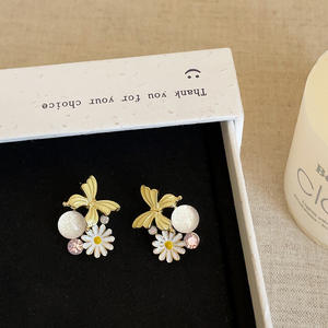 Petites boucles d'oreilles en forme d'étoile de mer, de queue de papillon et de perle, boucles d'oreilles simples et polyvalentes pour femmes - Product Image 4