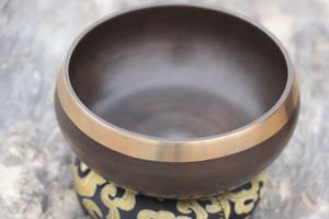 Bol de méditation tibétain de qualité supérieure, coloré, gravé, pour la thérapie sonore, bol de guérison, artisanat en métal fait à la main au Népal - Product Image 4