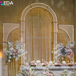 LEDA Wedding Decor fournit un ensemble de fond de scène en trois parties en métal doré LED, style moderne, vente chaude, directement de l'usine. - Product Image 2