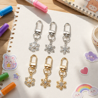 Portachiavi Natalizio con Fiocco di Neve in Cristallo, Perle e Strass, Charm Metallico Invernale Luccicante per Borse da Donna