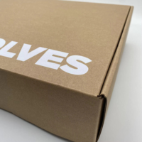Boîte pliable en carton personnalisée avec logo, pour chaussures, vêtements, boîte d'expédition en carton ondulé, revêtement UV, gaufrage, matériaux recyclés, papier kraft