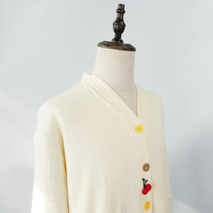 Conjuntos de pijamas de mujer de algodón orgánico 100% personalizados al por mayor, ropa de dormir de punto con cierre de botones ecológica para primavera y otoño - Product Image 6