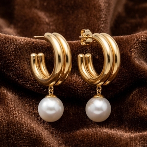 Boucles d'oreilles pendantes double C personnalisées en gros, plaquées or, avec perle de coquillage ronde, bijoux minimalistes hypoallergéniques pour femmes - Product Image 2