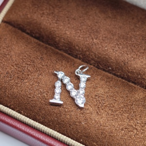 จี้ตัวอักษรเงินแท้ 925 รุ่นคลาสสิกจาก UM Jewelry สำหรับผู้หญิง เด็ก ของขวัญวันครบรอบ วันแต่งงาน และโอกาสพิเศษต่างๆ - Product Image 4