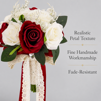Buket Mawar Buatan Merah Anggur Putih Vintage dengan Pita Satin Panjang Berenda, Dedaunan Hijau, Dekorasi Pernikahan Foto Pengantin