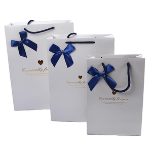 Bolsas de Regalo de Papel Kraft Exquisitas con Logotipo Personalizado y Asas para Empacar Ropa y Zapatos, y para Uso Artesanal, con un Bonito Lazo - Product Image 1