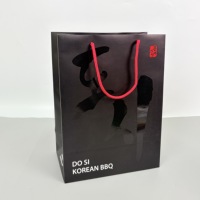 Sac cadeau en papier noir imprimé sur mesure avec poignée en corde rouge, sac de shopping de luxe pour l'emballage à emporter des restaurants coréens de barbecue