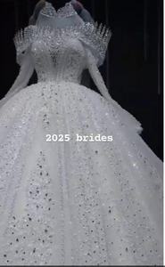 Abito da Sposa da Principessa a Stile Ball Gown con Maniche Lunghe e Scintillanti Strass di Cristallo con Scollo Alto Trasparente e Design con Spalle Scoperte - Product Image 2