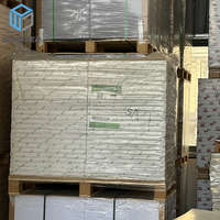 Papier offset blanc non couché sans bois, prix usine, pour la production de pages de magazines et l'impression publicitaire