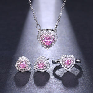 Conjunto de Joyería Delicado para Boda o Compromiso, Aretes y Collar con Halo de Corazón de Latón y Circonitas Rosas - Product Image 1