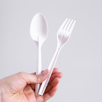 Ensemble de couverts jetables écologiques biodégradables en PLA avec couteau, fourchette, cuillère et serviette, emballés individuellement pour une utilisation en fête