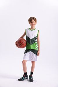 Ensemble d'uniformes de <span class=keywords><strong>basket</strong></span>-ball en polyester vert 10 pièces pour garçons vêtements de sport pour enfants Logo de nom d'équipe imprimé numérique respirant pour l'été - Product Image 2