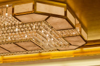 Lustre rectangulaire de luxe personnalisé en cristal, panneaux en onyx naturel, cadre doré, construction en acier inoxydable, LED à intensité variable pour hôtel